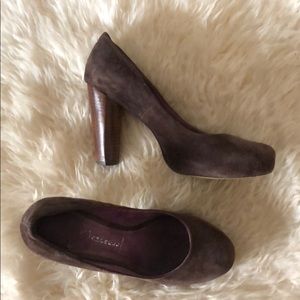 Brown suede platform pumps with wooden block heel
